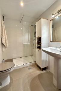 La salle de bains est pourvue d'une douche, de toilettes et d'un lavabo. dans l'établissement HABITACIÓN DOBLE (DOS CAMAS) EN CENTRO HISTÓRICO, à Carthagène