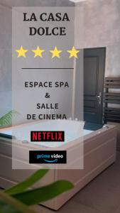 una stanza con un letto con stelle gialle sopra di CASA DOLCE ad Amiens