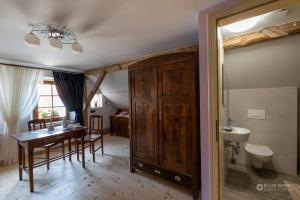 een badkamer met een tafel, een wastafel en een toilet bij Notranjska hiša - traditional country house, close to the world attraction Cerknica lake in Begunje pri Cerknici