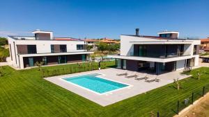 Bazén v ubytování Modern and stylish villa in Vodnjan nebo v jeho okolí