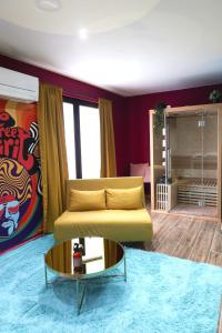 Posezení v ubytování Capsule Groovy-Jacuzzi-Sauna-Billard-Netflix- Nintendo Switch & Jeux