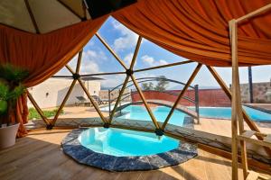 Výhled na bazén z ubytování Kalkan Dome Suites & Deluxe Hotel nebo okolí