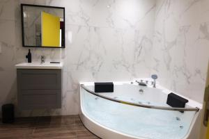Koupelna v ubytování Capsule Groovy-Jacuzzi-Sauna-Billard-Netflix- Nintendo Switch & Jeux