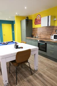 Kuchyň nebo kuchyňský kout v ubytování Capsule Groovy-Jacuzzi-Sauna-Billard-Netflix- Nintendo Switch & Jeux