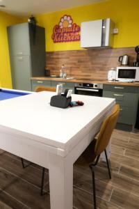 Kuchyň nebo kuchyňský kout v ubytování Capsule Groovy-Jacuzzi-Sauna-Billard-Netflix- Nintendo Switch & Jeux