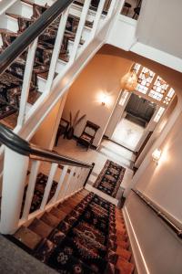 an overhead view of a spiral staircase with rugs at Hotel bij Jacob in Enschede