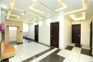 un corridoio con due porte in un edificio di LUCKY HOTEL AND RESTAURANT a Kurukshetra