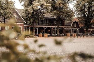 a building with a courtyard with tables and chairs at Boetiek hotel bij Jacob in Enschede