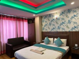 Rúm í herbergi á HOTEL PARAMI INN