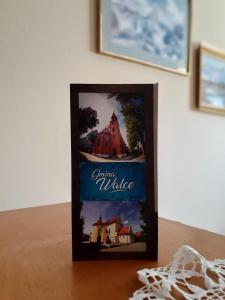 zdjęcie domu w ramce na stole w obiekcie Lawendowa Galeria MINI w mieście Brożec