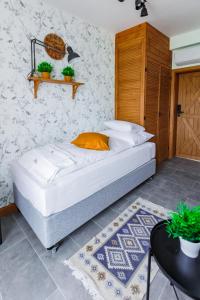 Llit o llits en una habitació de Panorama Górska Wisła Resort & SPA