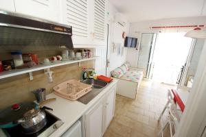 une cuisine avec un évier et un plan de travail dans l'établissement Private Veranda to the Sea New Era Home 32 by New Era, à Glyfada