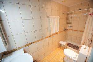 une salle de bain avec toilettes et douche dans l'établissement Private Veranda to the Sea New Era Home 32 by New Era, à Glyfada