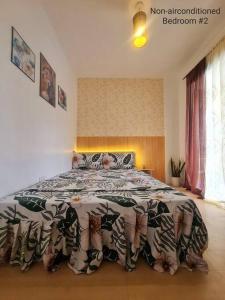 מיטה או מיטות בחדר ב-Muji-inspired Home, 2-BR Bungalow Home Trece Martires