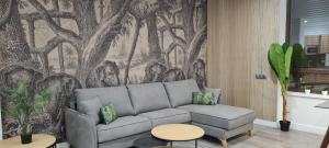 un soggiorno con divano e murale di Apartamentos Cava Baja a Madrid