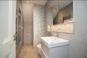 LubhaidhにあるLouth Village Wedding Accommodation with Gym B&Bの洗面台、トイレ、鏡のあるバスルーム