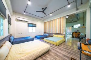 a living room with two beds and a couch at 宜蘭81 Boat輕旅 寵物友善 小團體包棟 獨棟villa in Jiaoxi +39 photos
