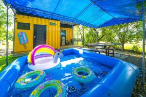 a swimming pool with a inflatableitatingitatingitatingitatingitatingitatingitatingfficientfficient at 宜蘭81 Boat輕旅 寵物友善 小團體包棟 獨棟villa in Jiaoxi