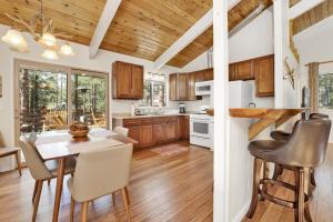 een keuken met houten kasten en een tafel en stoelen bij 2331-Ashwood Pines chalet in Big Bear Lake