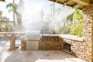 - un barbecue extérieur avec un fumoir sur la terrasse dans l'établissement The Westwind, à Phoenix