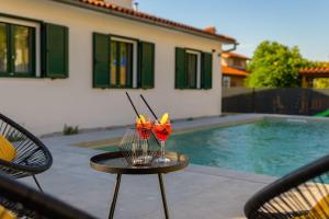 Der Swimmingpool an oder in der Nähe von Villa E by IstriaLux