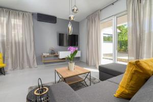 ein Wohnzimmer mit einer Couch und einem Tisch in der Unterkunft Villa E by IstriaLux in Krapan