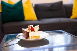 un trozo de pastel sentado en una mesa de cristal sobre una mesa de cristal en Inviting 1-Bed Apartment in London near Hotsput en Londres