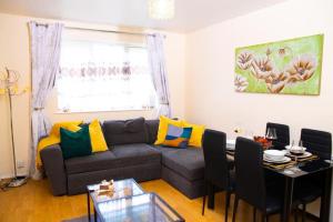 un soggiorno con divano e tavolo di Inviting 1-Bed Apartment in London near Hotsput a Londra