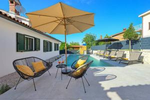 Der Swimmingpool an oder in der Nähe von Villa E by IstriaLux