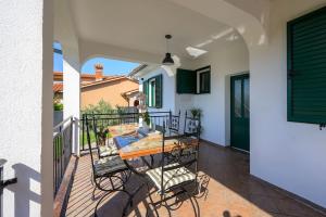 Ein Balkon oder eine Terrasse in der Unterkunft Villa E by IstriaLux