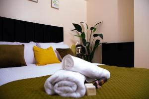 Un pat sau paturi într-o cameră la Inviting 1-Bed Apartment in London near Hotsput