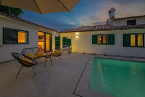 Der Swimmingpool an oder in der Nähe von Villa E by IstriaLux