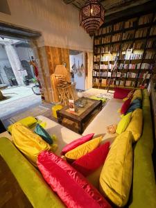 un soggiorno con un grande divano e cuscini colorati di Les Terrasses d'Essaouira a Essaouira