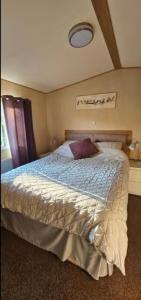 a bedroom with a large bed in a room at Summer Breeze in Heast