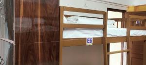 Voodi või voodid majutusasutuse Nepalaya Home Hostel toas