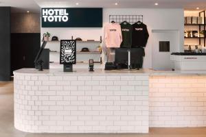 Hotel TOTTO Wollongong في ولونغونغ: فندق tonto store with a white counter top
