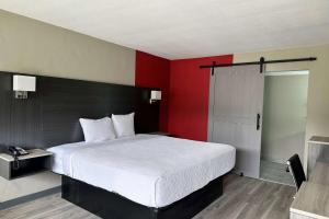 Postel nebo postele na pokoji v ubytování Ramada by Wyndham Cocoa