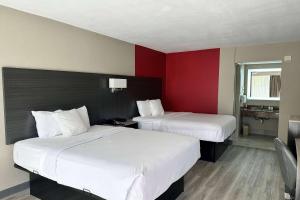 Postel nebo postele na pokoji v ubytování Ramada by Wyndham Cocoa