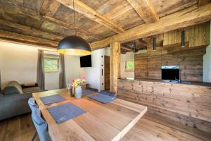 una sala da pranzo con tavolo in legno e camino di Chalet zu Wosser a San Leonardo in Passiria