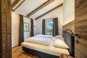 a bedroom with two beds and a window at Chalet zu Wosser in San Leonardo in Passiria