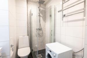 ヘルシンキにある2ndhomes Lapinlahdenkatu Apartmentのバスルーム(トイレ、ガラス張りのシャワー付)