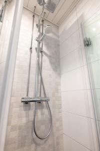 ヘルシンキにある2ndhomes Lapinlahdenkatu Apartmentのバスルーム(シャワー、シャワーヘッド付)が備わります。
