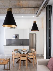 Küche/Küchenzeile in der Unterkunft Suites Maestranza - Herrería by Magno Apartments