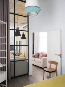 Ein Sitzbereich in der Unterkunft Suites Maestranza - Herrería by Magno Apartments