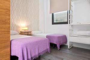 Ein Bett oder Betten in einem Zimmer der Unterkunft Suites Maestranza - Herrería by Magno Apartments
