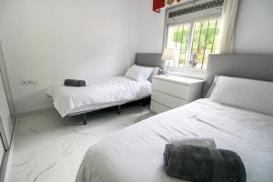 Postel nebo postele na pokoji v ubytování Two Bedroom Bellaluz Apartment With Large Patio + 12 fotografií