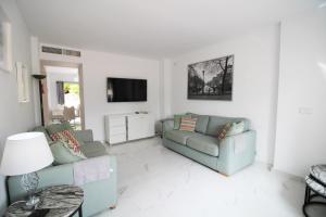 Posezení v ubytování Two Bedroom Bellaluz Apartment With Large Patio