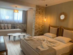 una camera con un grande letto e un soggiorno di Litsa Apartments a Fourka