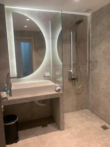 bagno con vasca e doccia con specchio di Litsa Apartments a Fourka