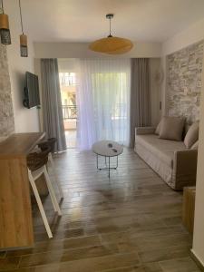 un soggiorno con divano e tavolo di Litsa Apartments a Fourka
